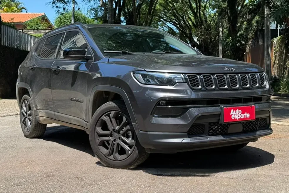 Novo Jeep Compass Longitude 2026 em uma rua urbana