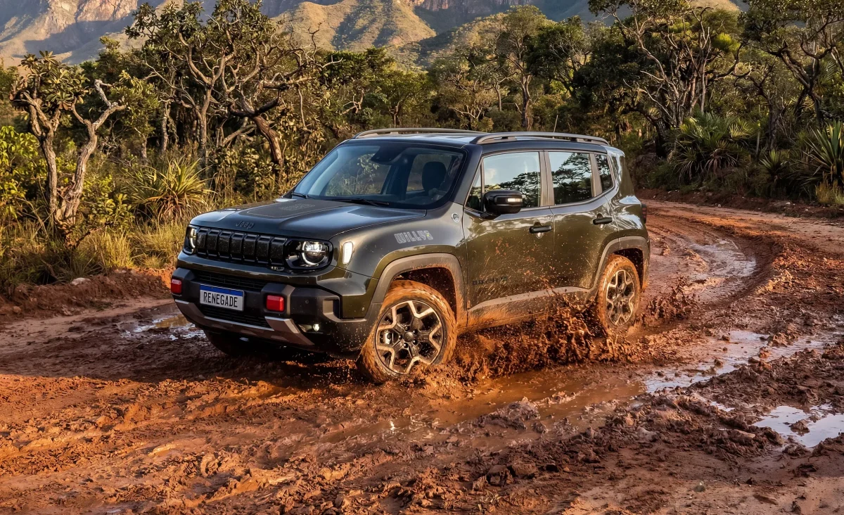 Jeep Renegade Willys MY27 em um trajeto off-road com lama