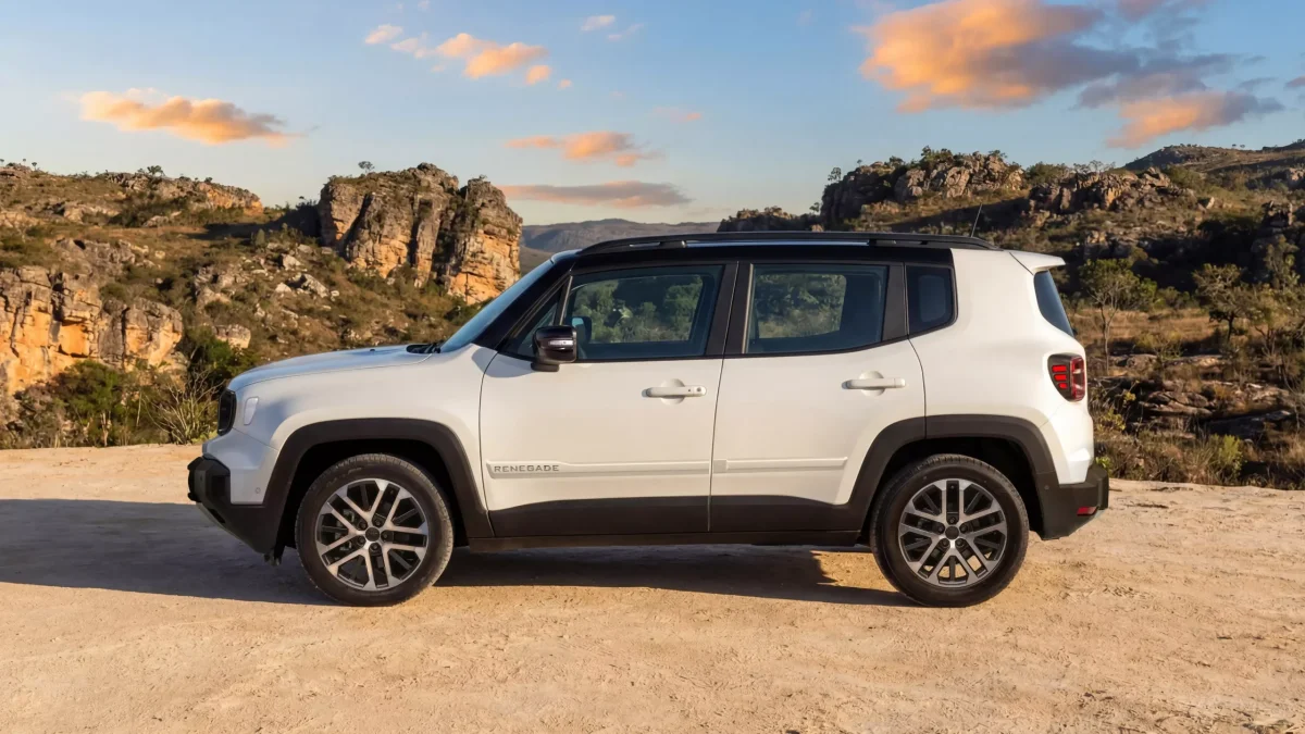 Jeep Renegade Sahara MY27 numa estrada com paisagem vasta