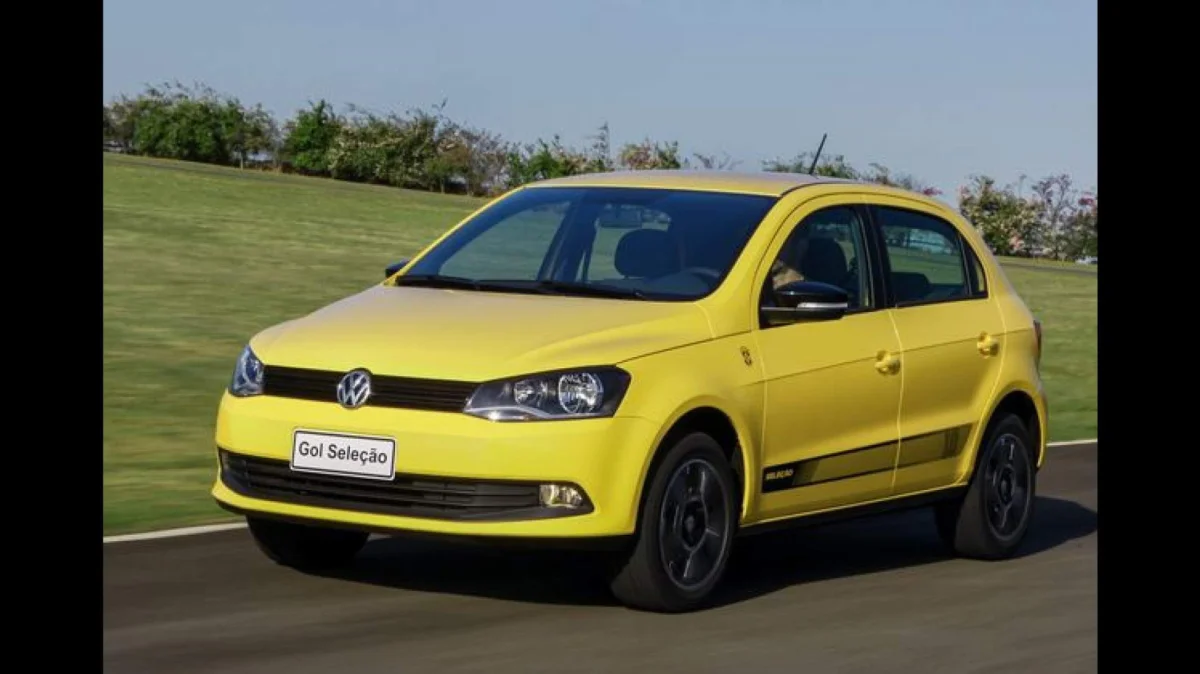 Carro Volkswagen Gol amarelo em pista.