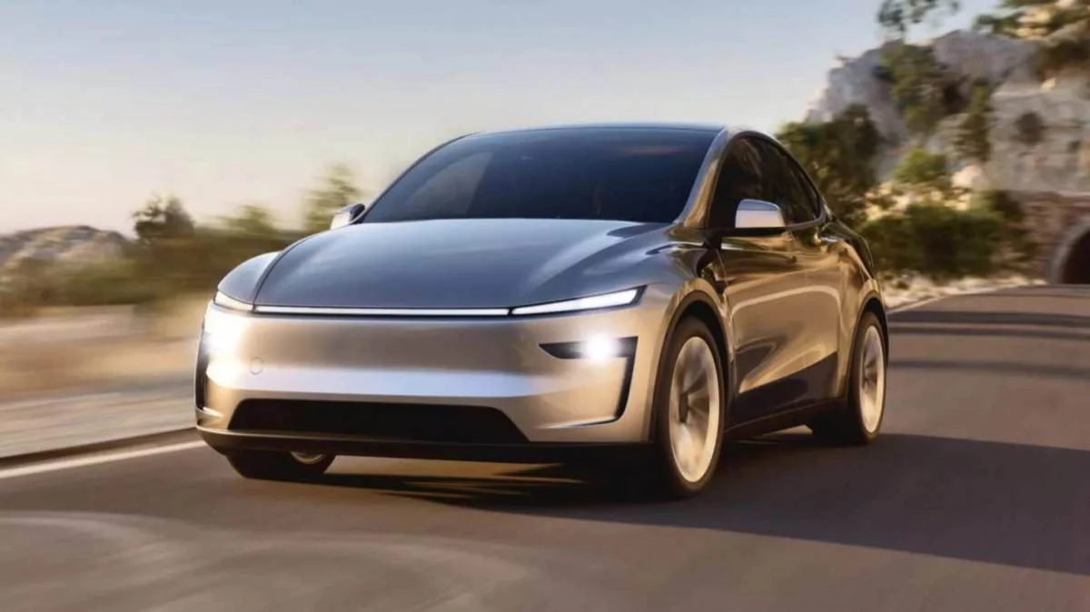 Carro elétrico Tesla Model Y na estrada.