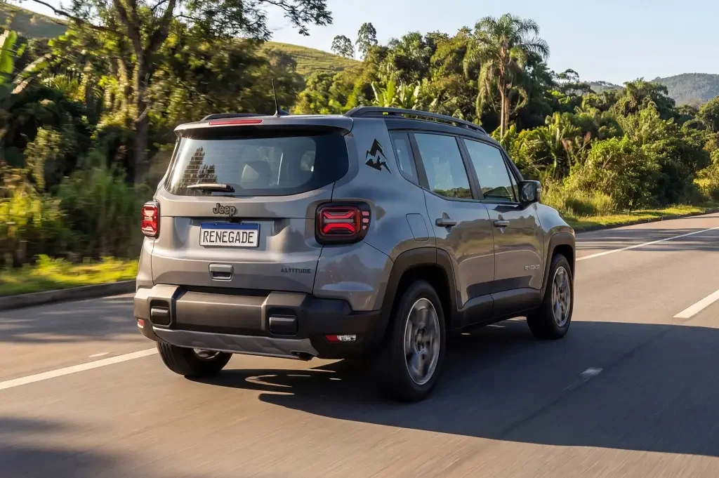 Interior do Jeep Renegade com painel digital