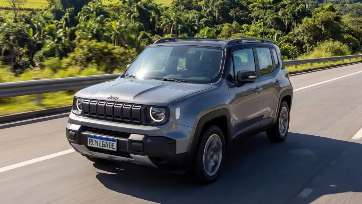 Traseira do Jeep Renegade Altitude MY27 numa rodovia