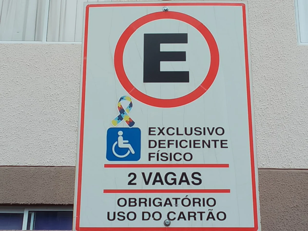 Placa de estacionamento exclusivo para deficientes físicos