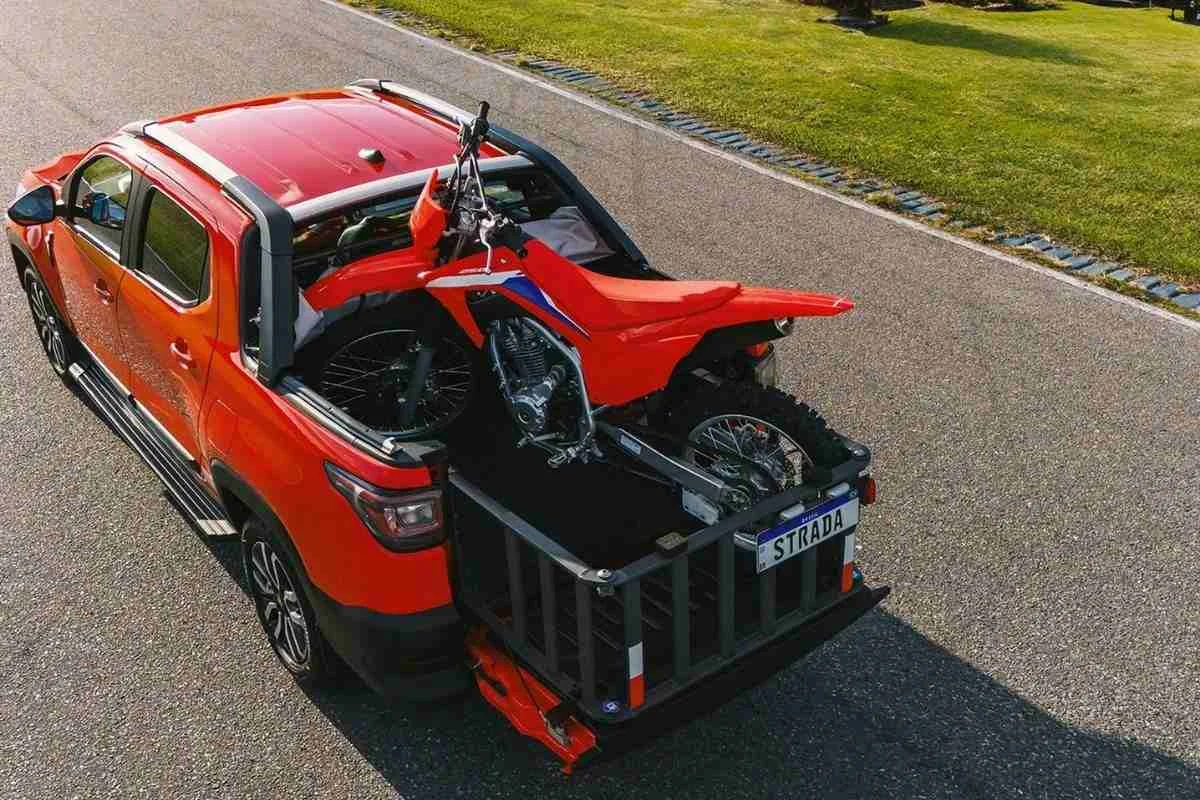 Fiat Strada transportando uma motocicleta.