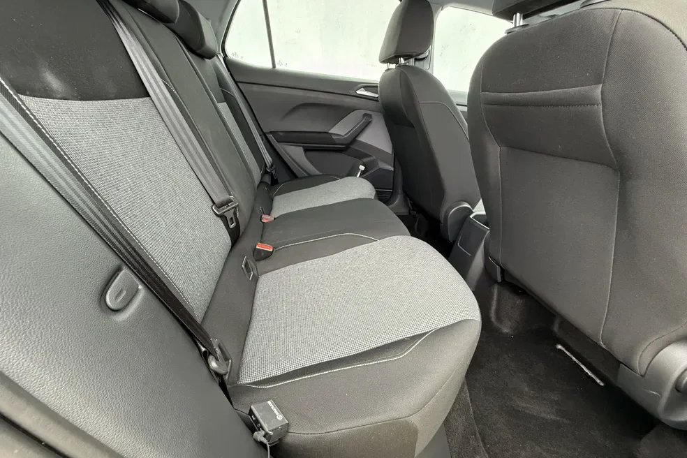 Assentos traseiros do Volkswagen T-Cross.
