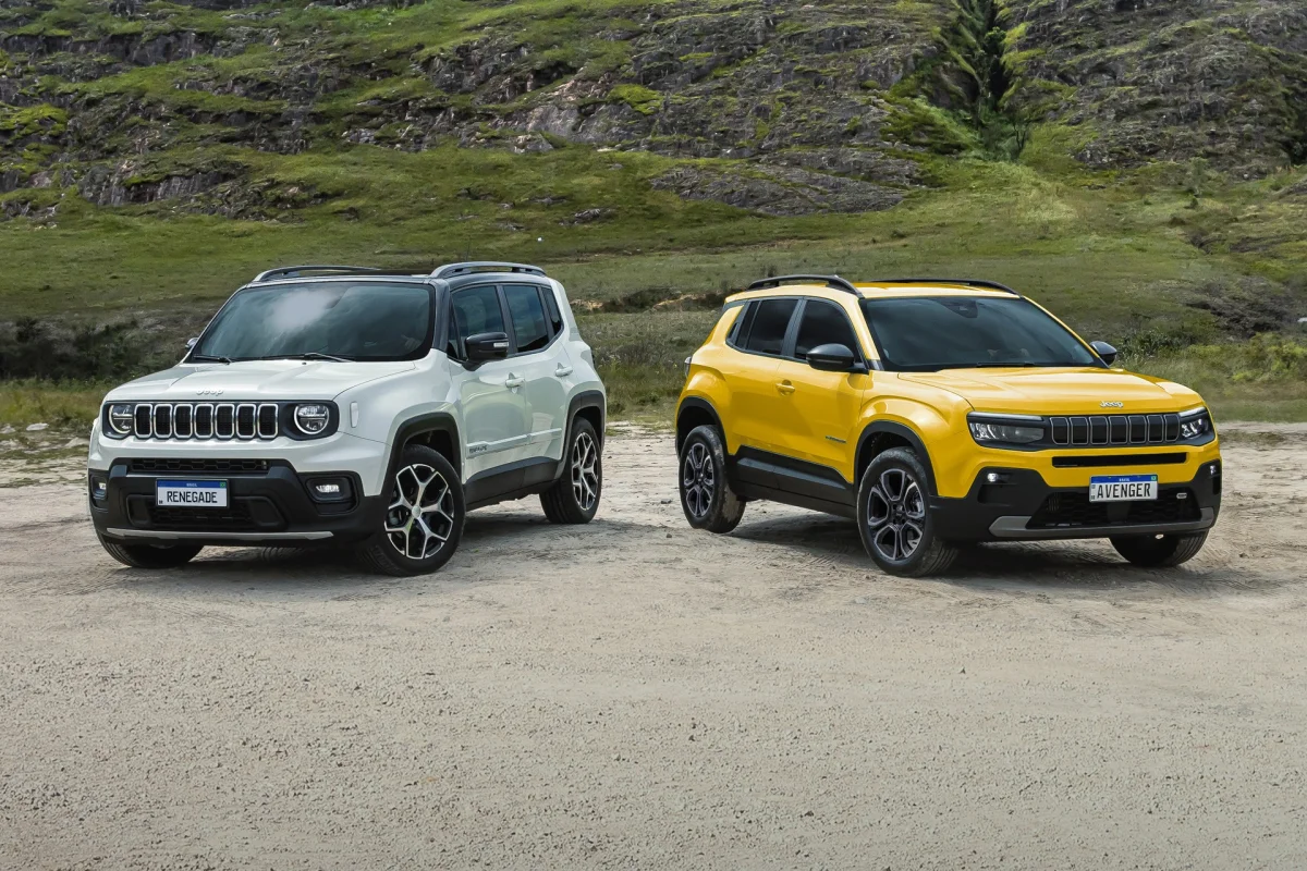 Jeep Avenger e Renegade estacionados em um terreno
