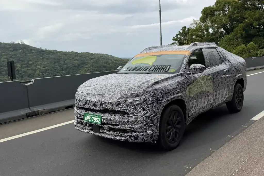 Renault Niagara camuflado em teste em uma estrada