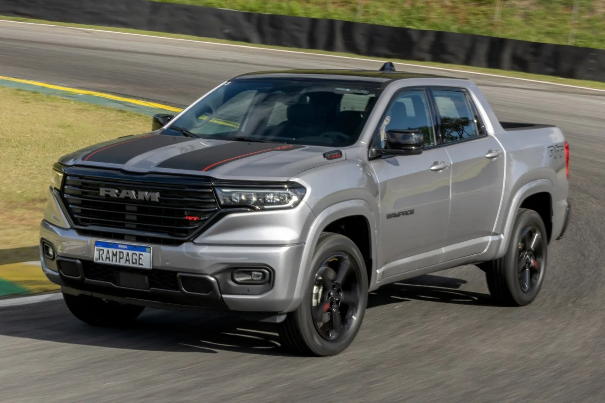 Ram Rampage em movimento em pista de corrida