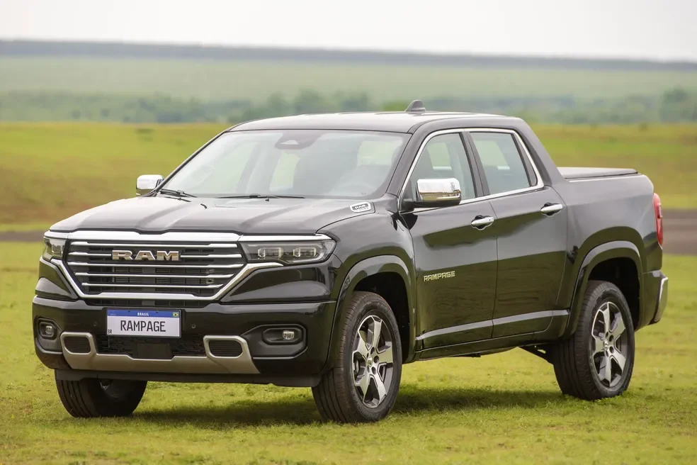 Ram Rampage Laramie em área rural