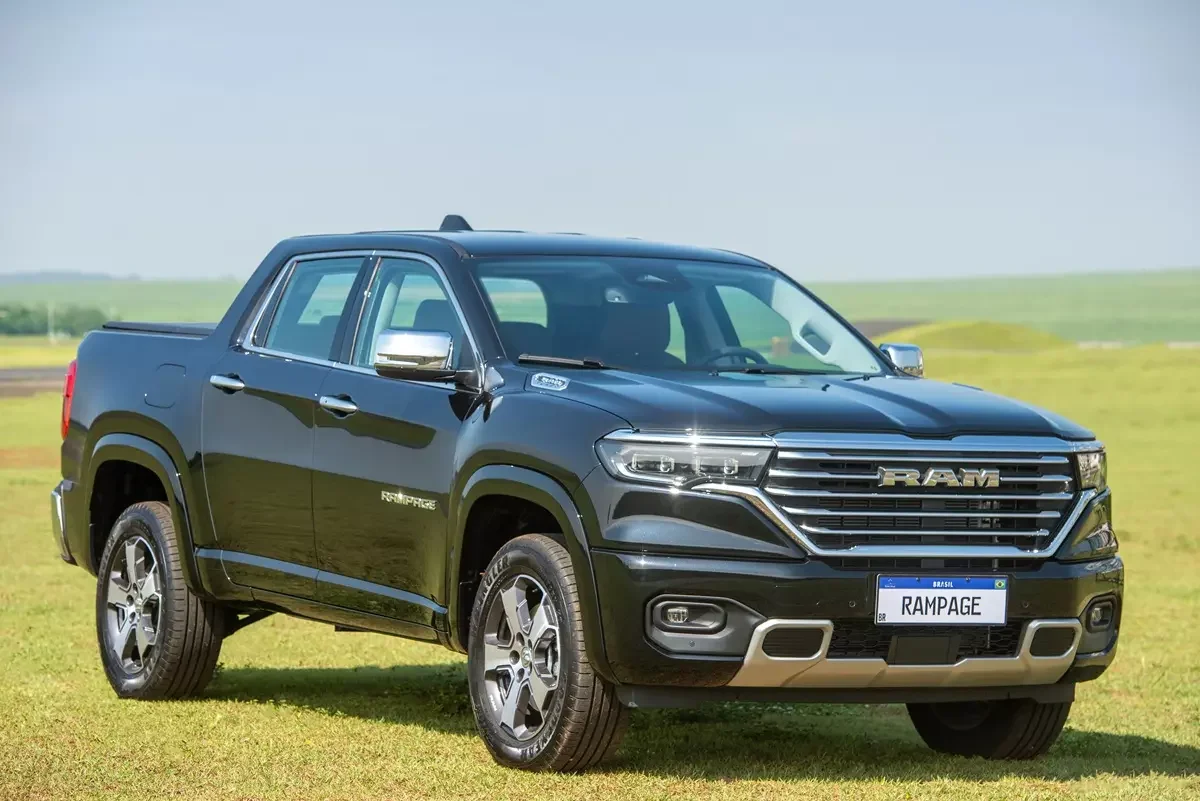 Ram Rampage Laramie estacionada em campo