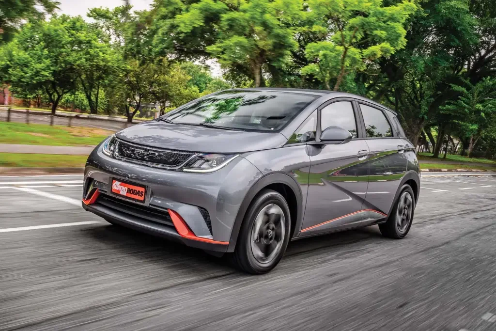 BYD Dolphin Mini em uma &aacute;rea externa.