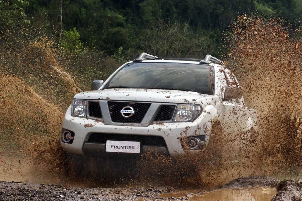 Vista lateral da Nissan Frontier.
