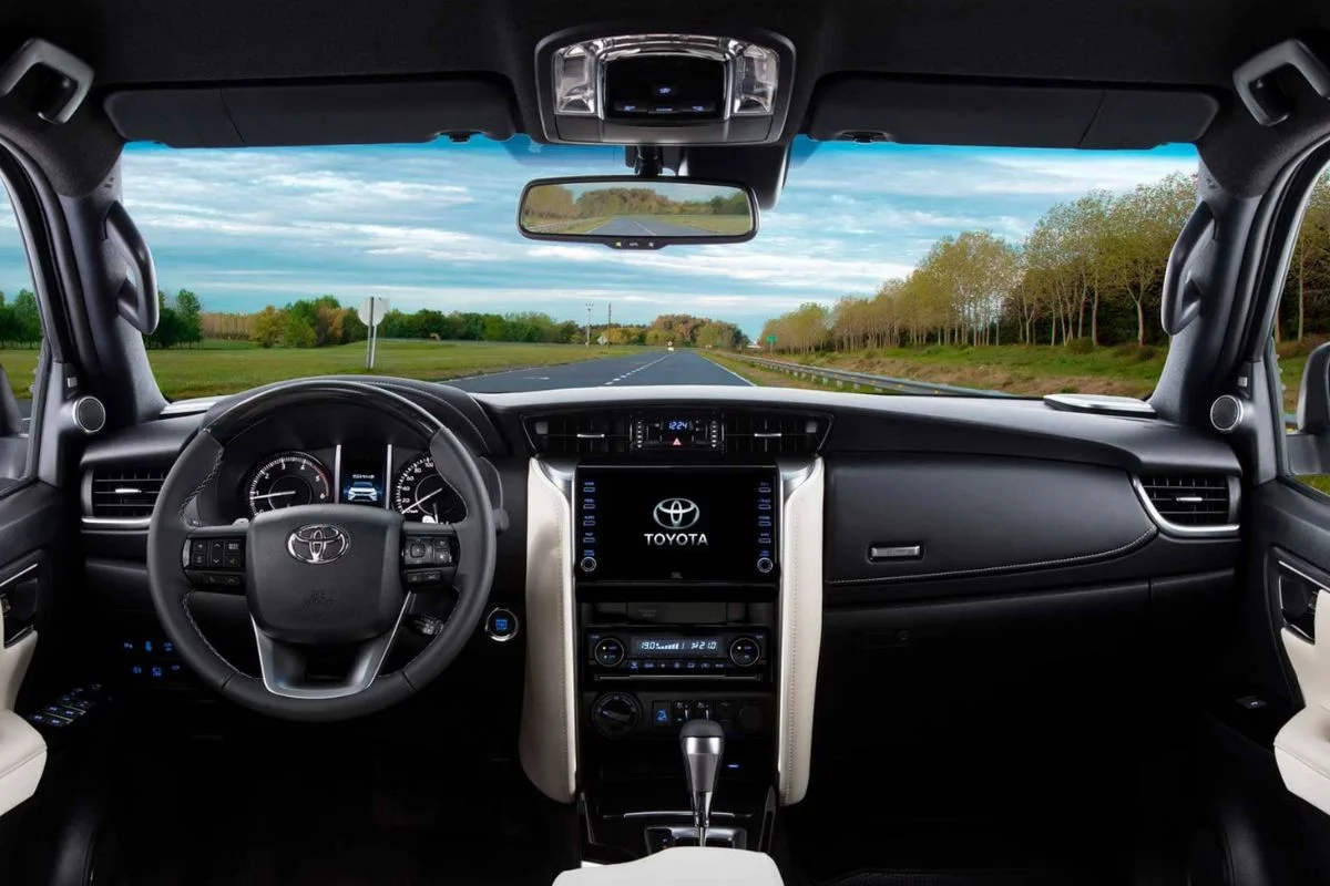 Interior do Toyota SW4 com painel digital.