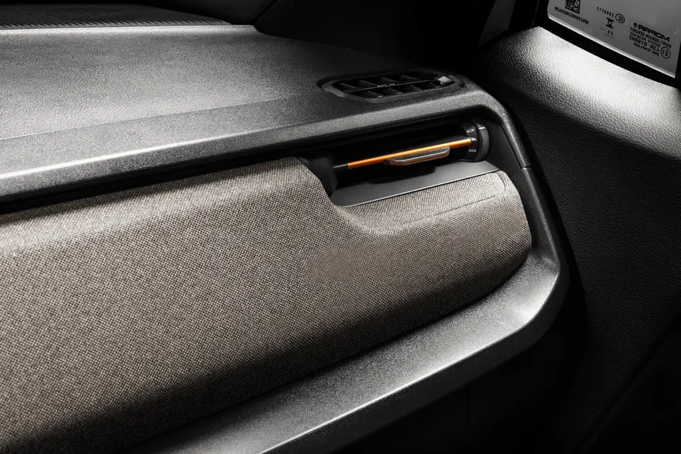 Acabamento interno do Jeep Renegade Sahara 2027.