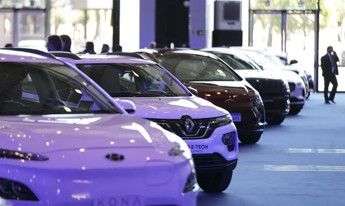 Diversos modelos de carros