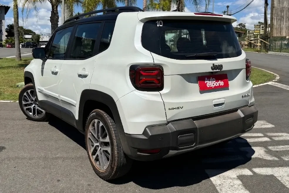 Vista traseira do Jeep Renegade Sahara MHEV 2027.