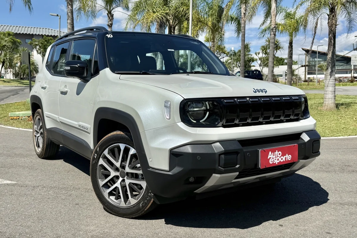 Jeep Renegade Sahara MHEV 2027 visto de frente.