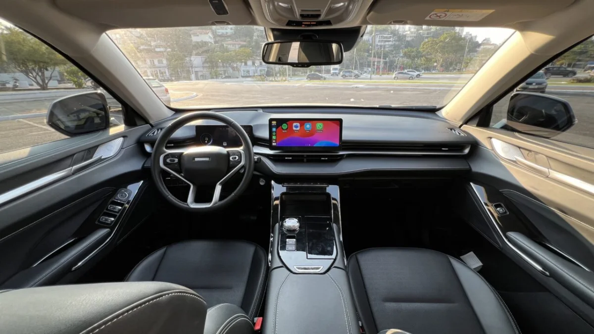 Painel de controle de um ve&iacute;culo Haval H6.