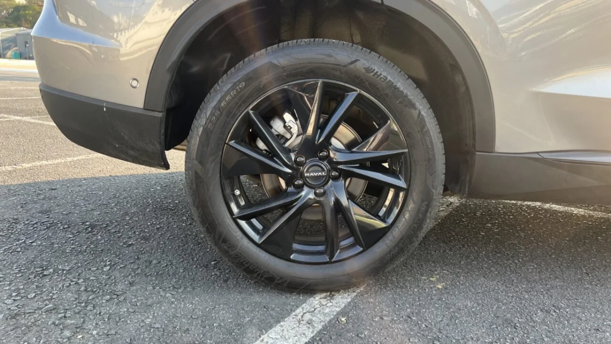 Roda de um ve&iacute;culo Haval H6.