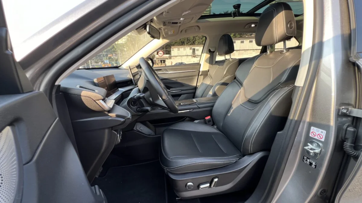 Console central do Haval H6 com detalhes em preto.