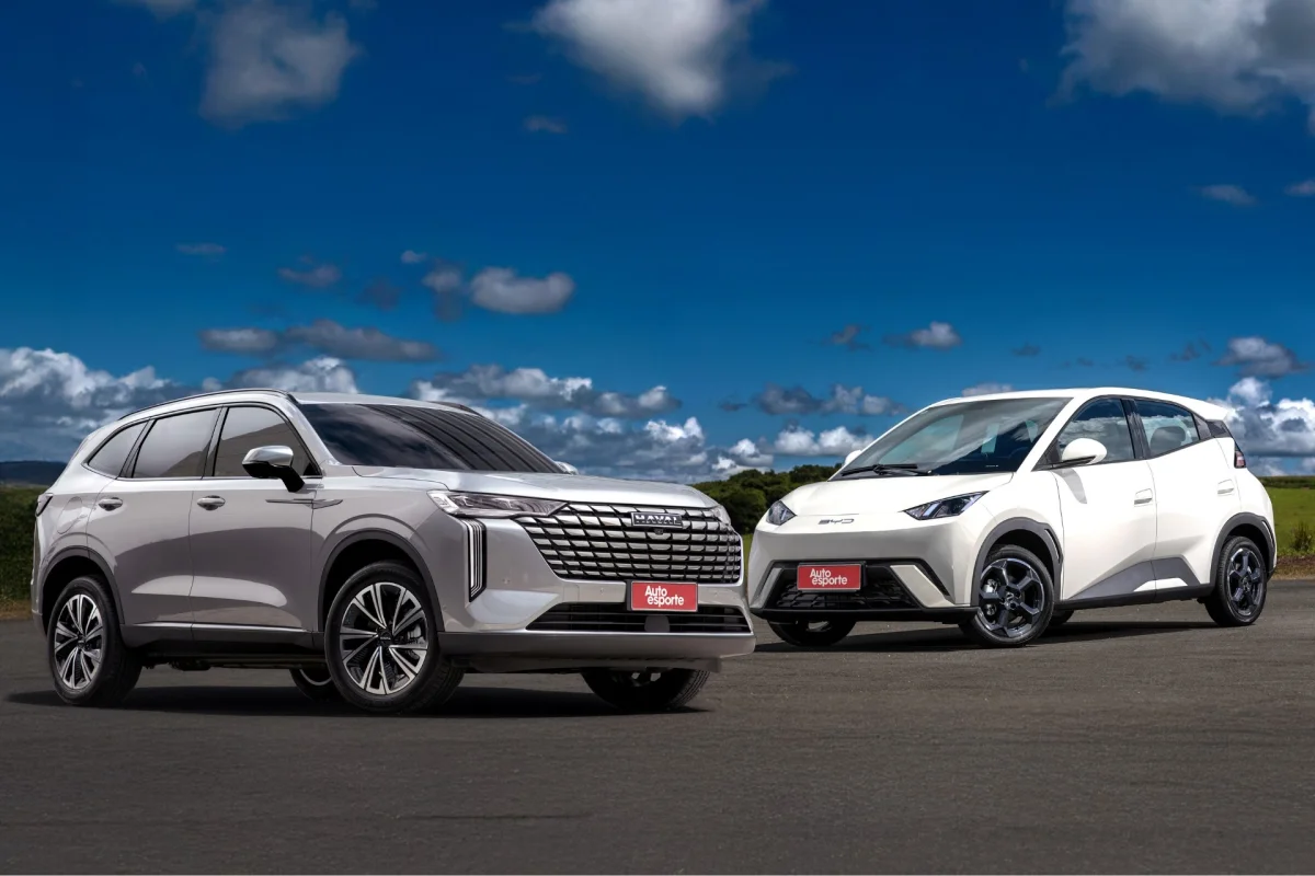 Carros GWM Haval H6 e BYD Dolphin Mini lado a lado