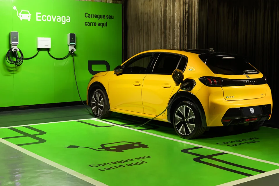 Peugeot 208 elétrico estacionado em uma vaga de recarga.