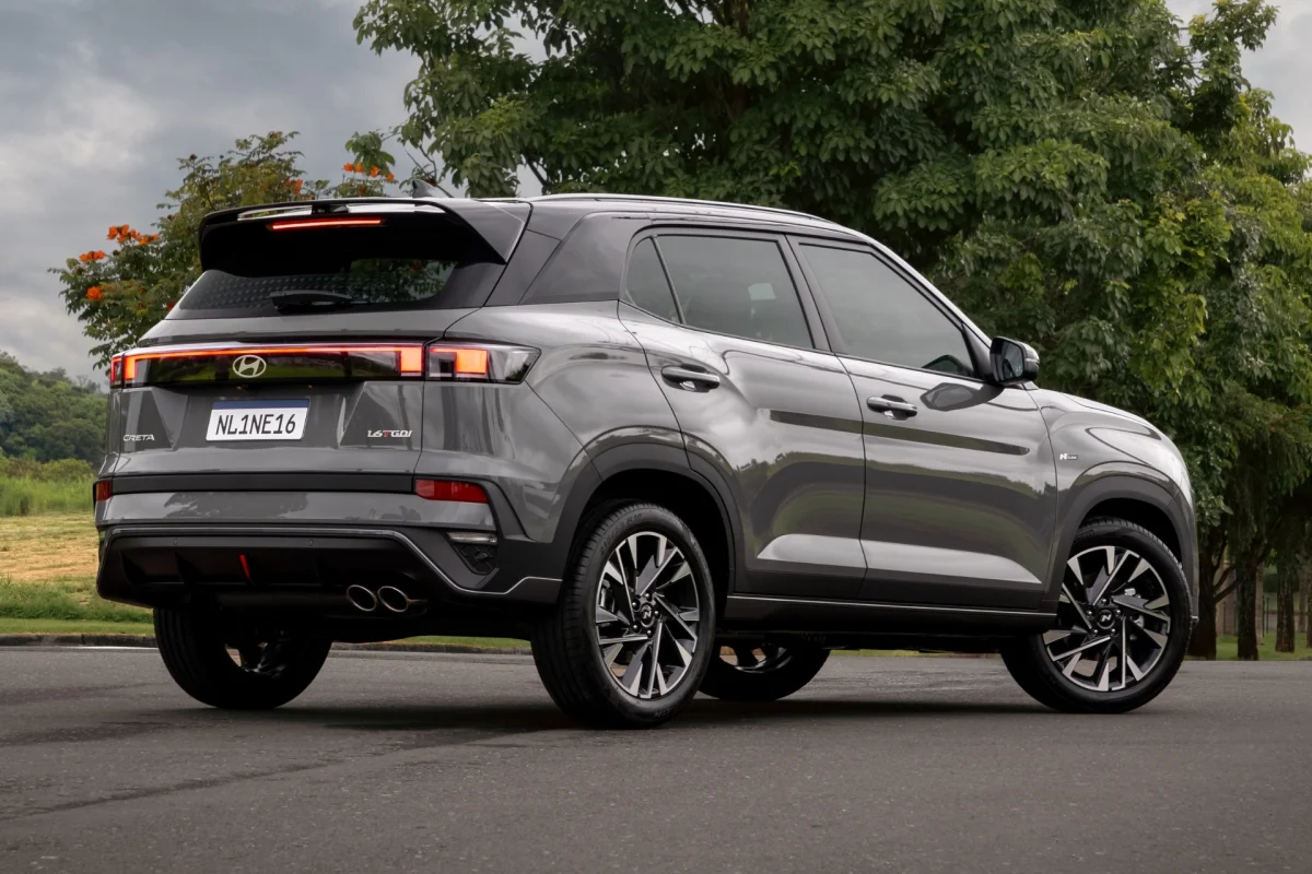 Vista traseira do Hyundai Creta com motor 1.6 turbo flex.