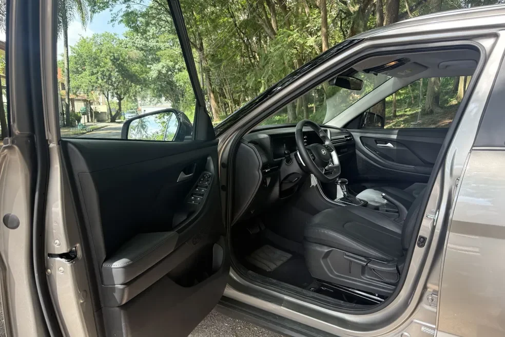 Interior do Hyundai Creta Limited, destacando a porta do motorista.