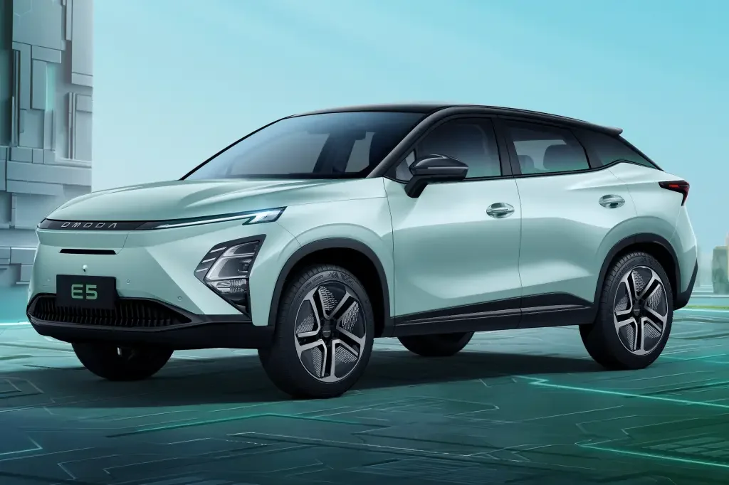 Carro elétrico Omoda E5 em exibição.