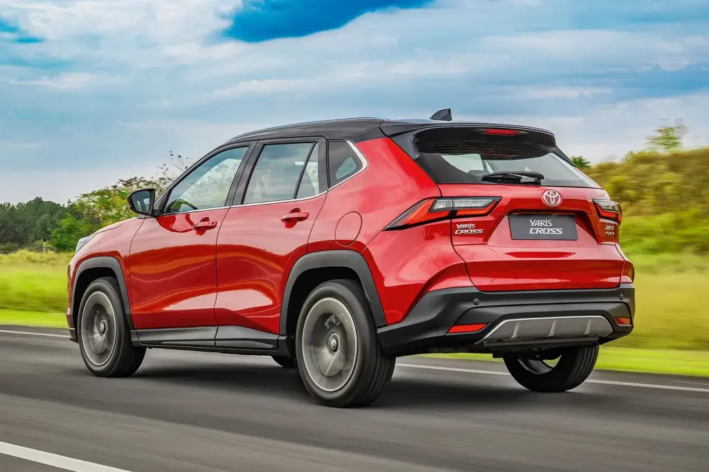 Toyota Yaris Cross em movimento na estrada