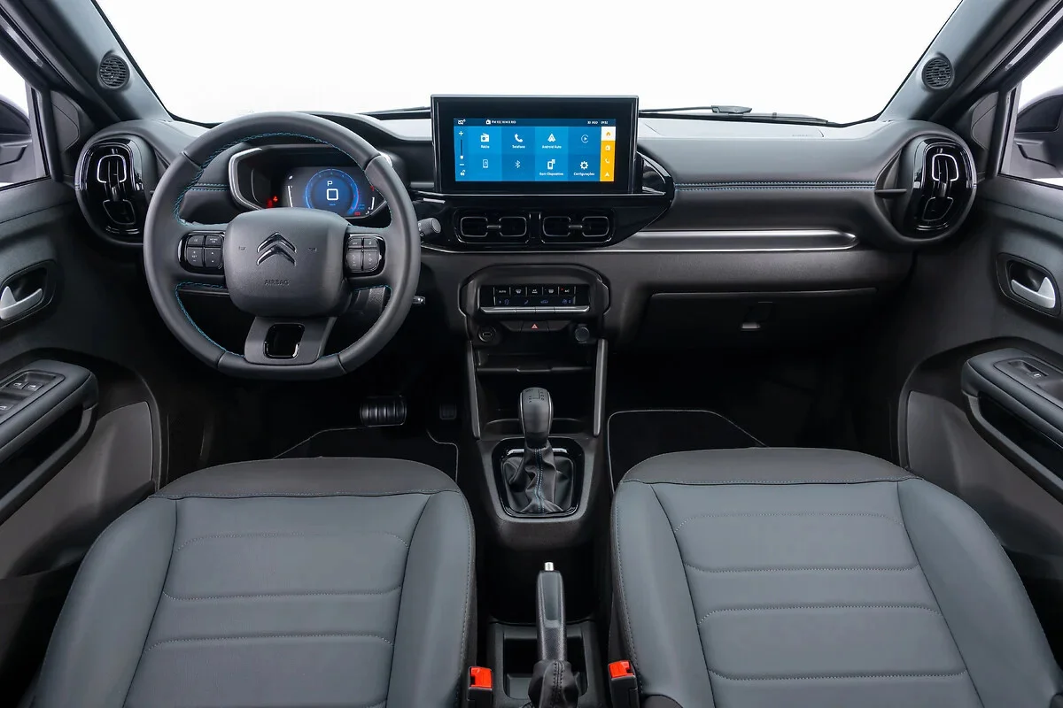 Interior do Citro&euml;n C3 com painel digital