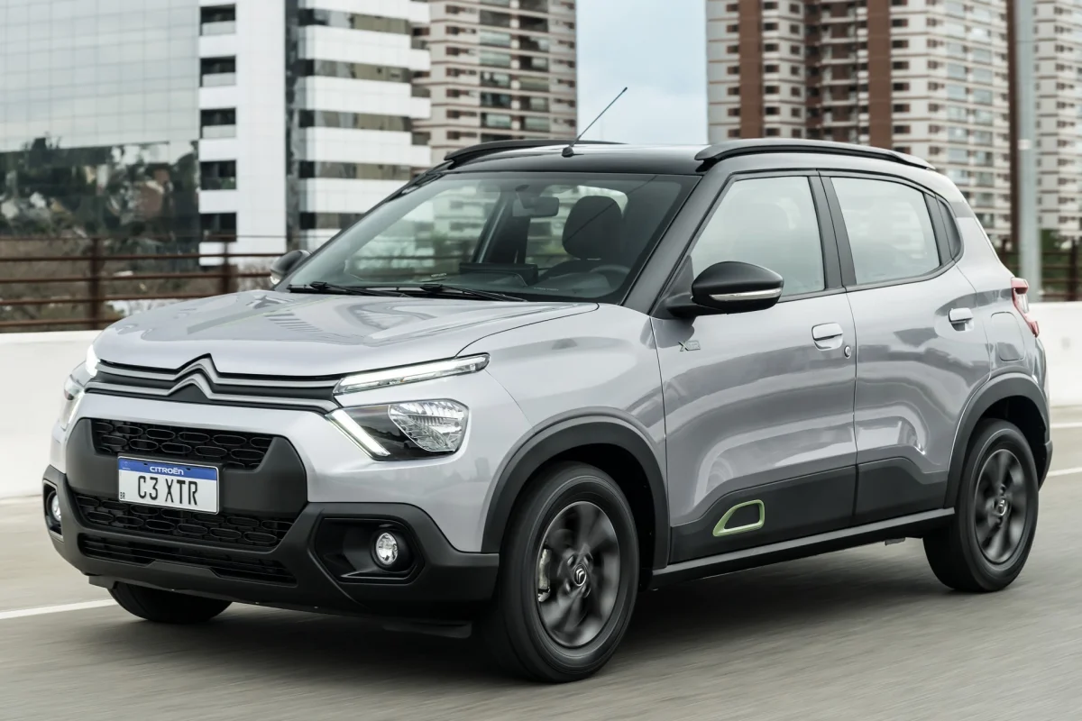 Citro&euml;n C3 XTR em movimento em uma cidade