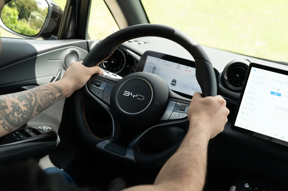 Interior do BYD Dolphin SE 2027 com painel moderno