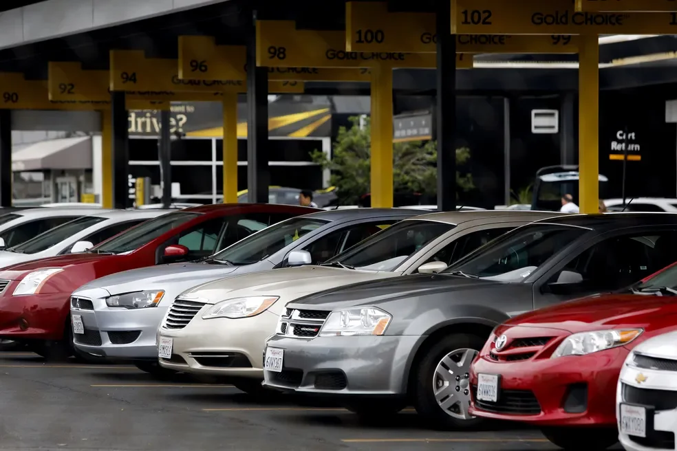 Ve&iacute;culos estacionados em locadora.