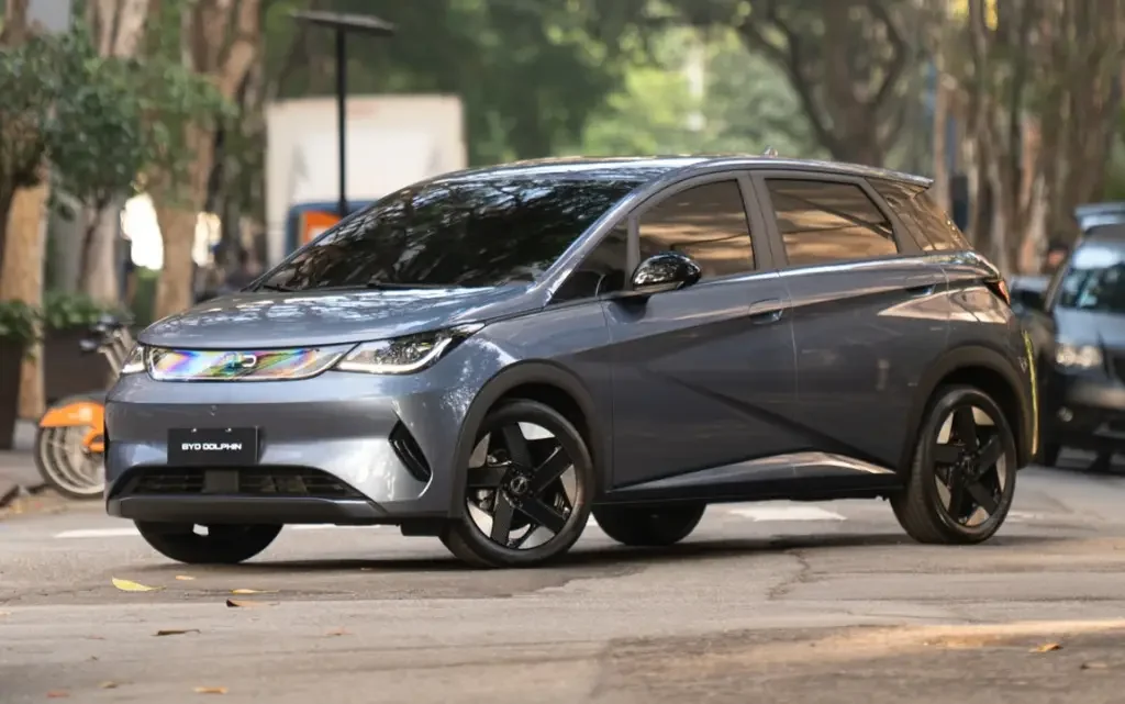 BYD Dolphin SE 2027 de lado em uma área urbana