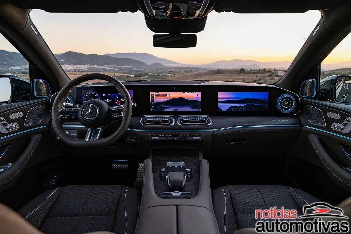 Vis&atilde;o traseira do Mercedes-Benz GLS 2027.