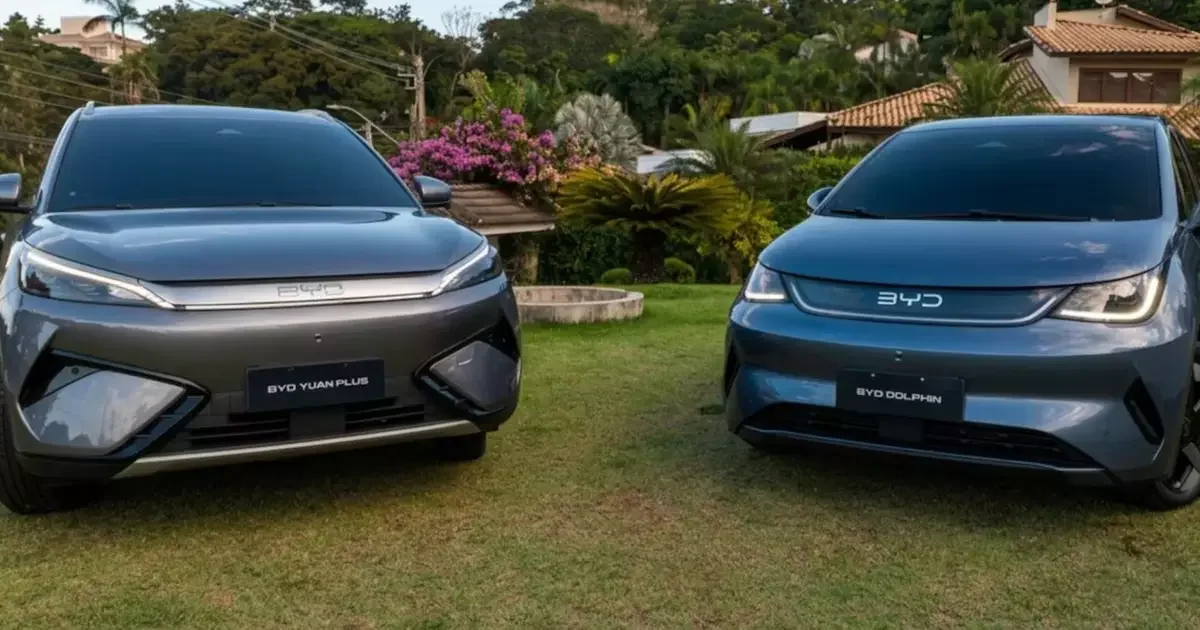 BYD Dolphin SE e Yuan Plus AWD 2027 em exibição ao ar livre.