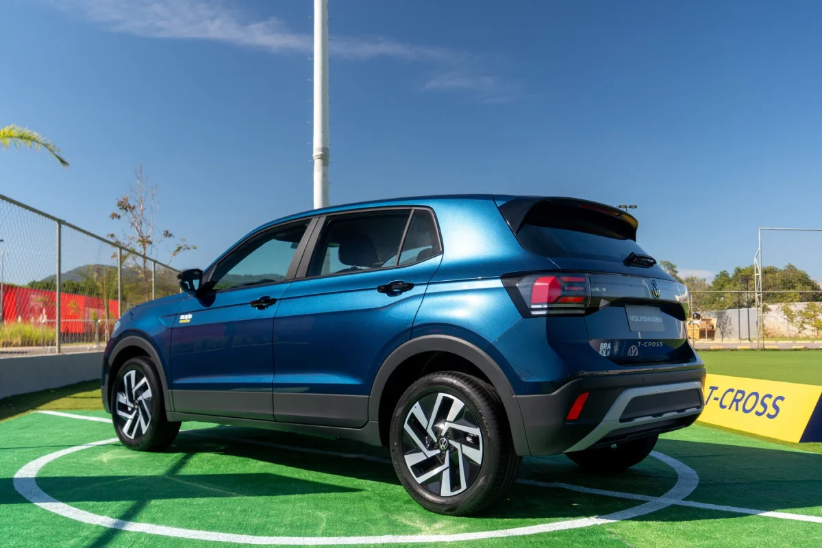 Traseira do Volkswagen T-Cross Sele&ccedil;&atilde;o 2026 em um campo de futebol.
