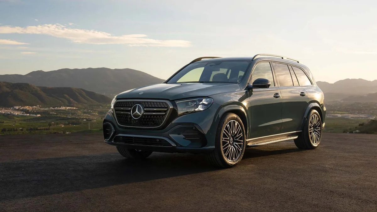 SUV elétrico na paisagem.