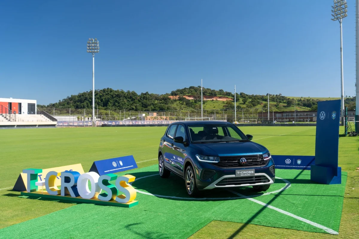Imagem do Volkswagen T-Cross Seleção em um campo de futebol