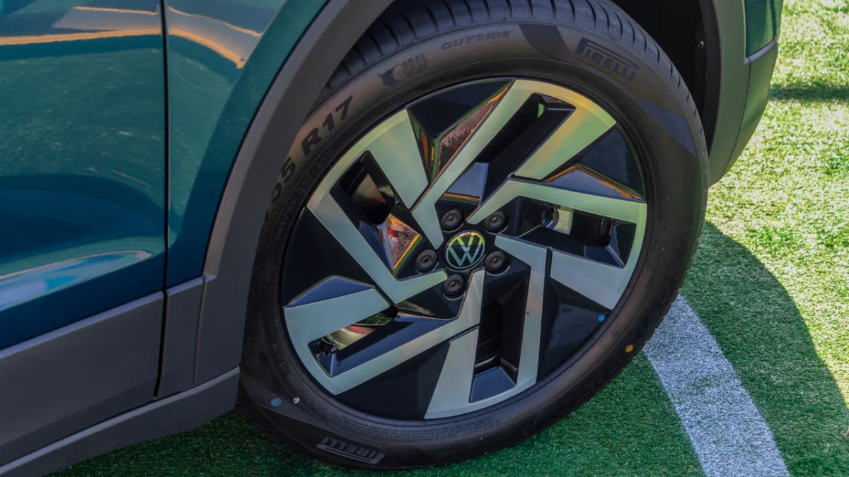 Volkswagen T-Cross Seleção visto de lado no campo