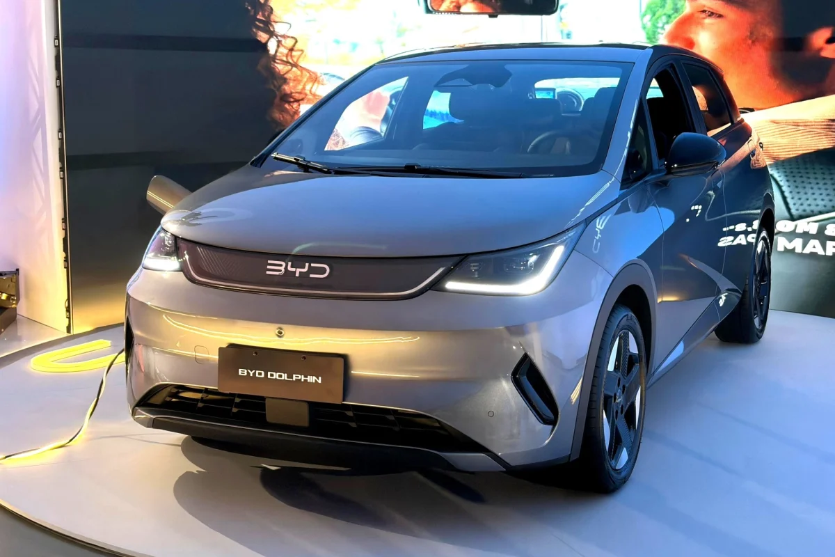 BYD Dolphin 2027 em outdoor, lado direito vis&iacute;vel.