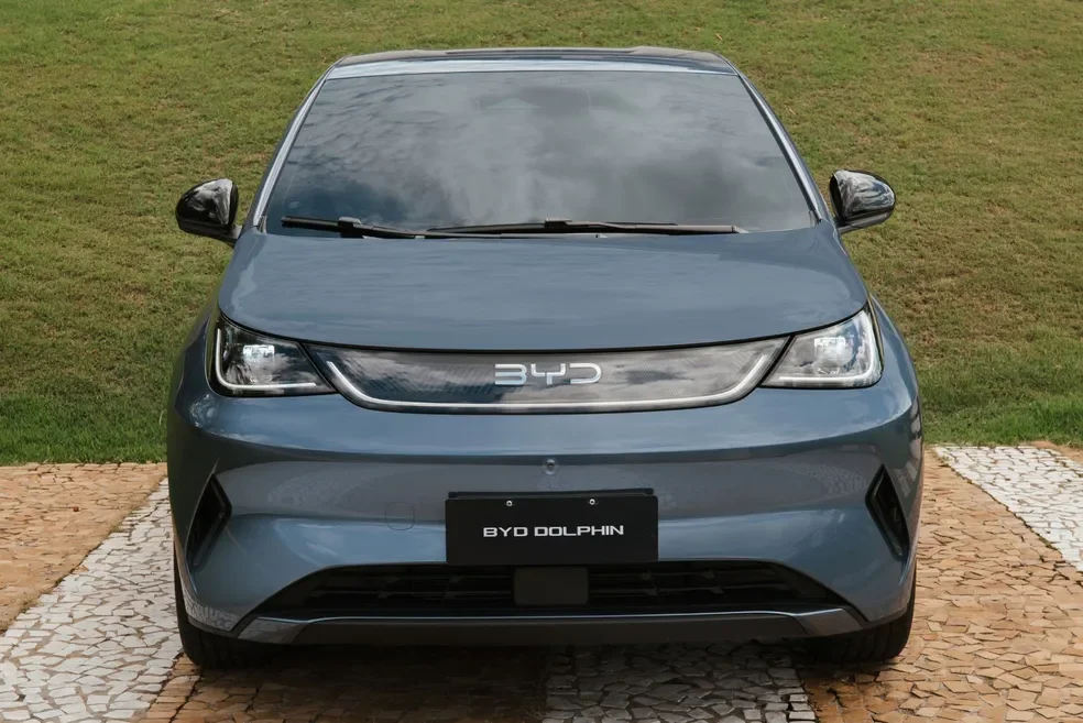 BYD Dolphin SE 2027 visto de frente, em ambiente interno.