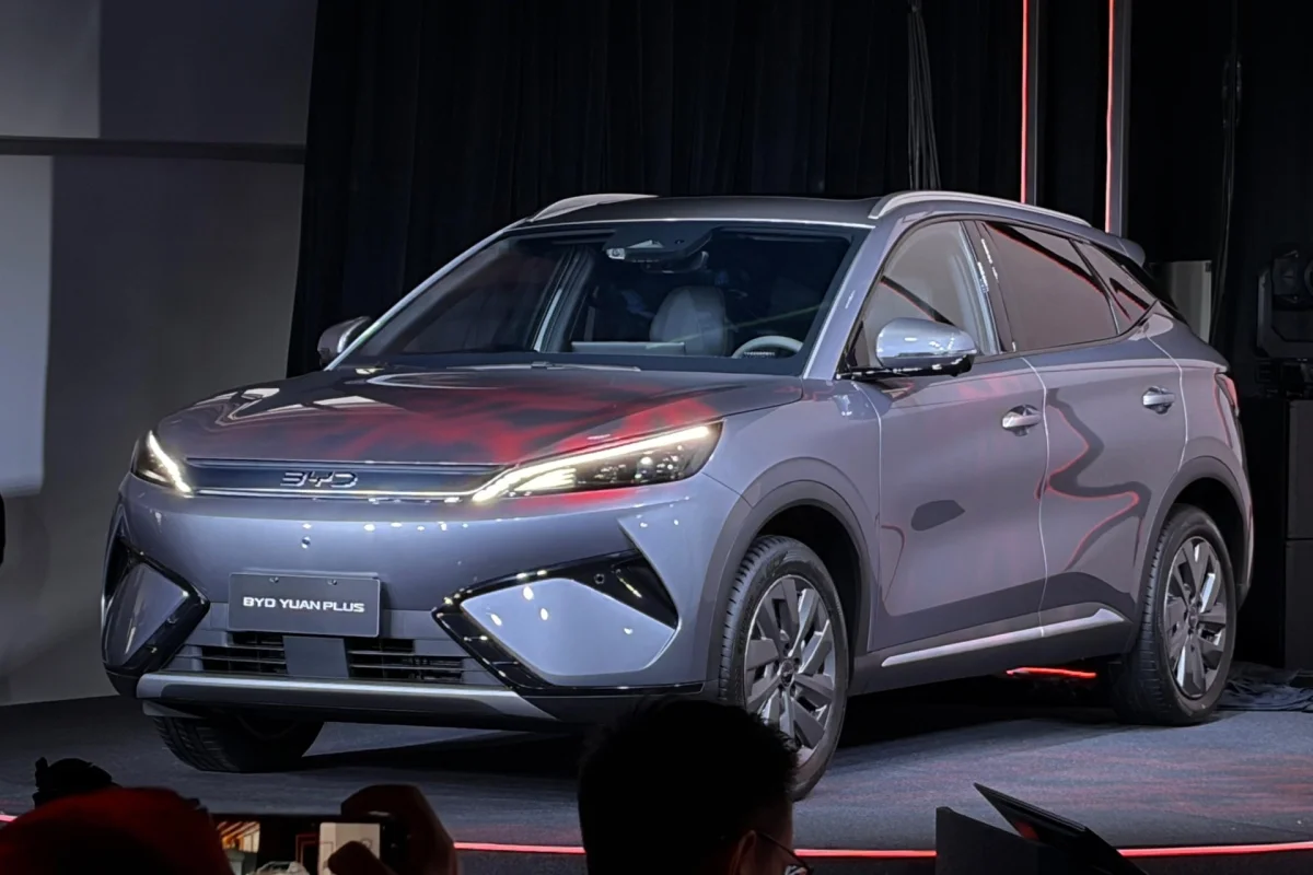 Frente do BYD Yuan Plus em uma apresenta&ccedil;&atilde;o