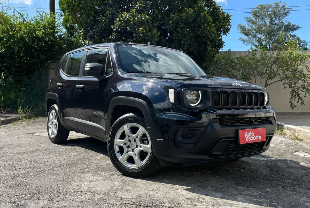 Vista frontal do Jeep Renegade estacionado.