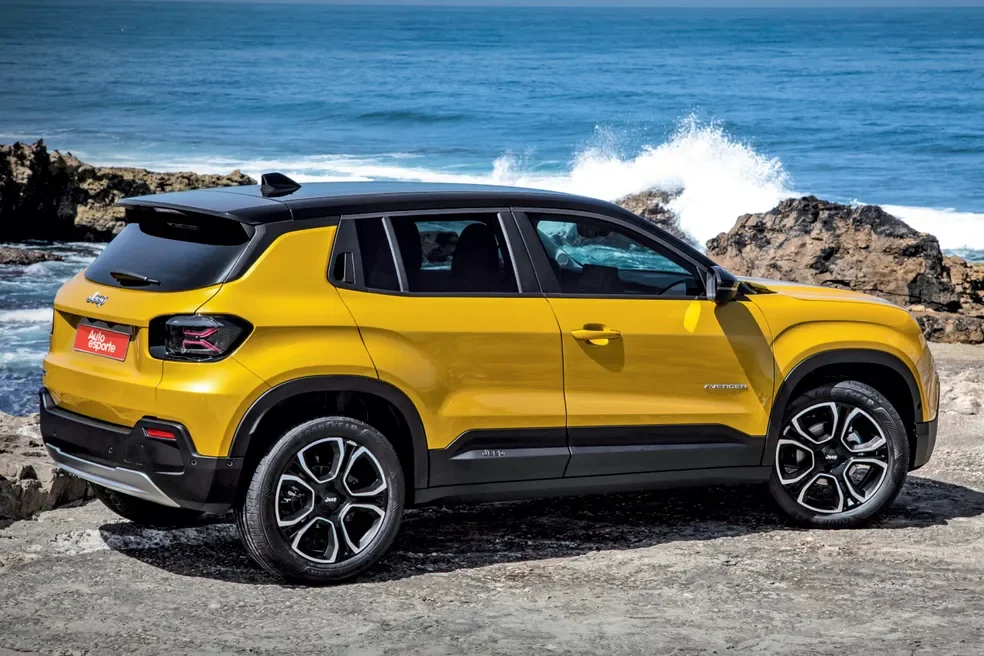 Jeep Avenger em local costeiro.