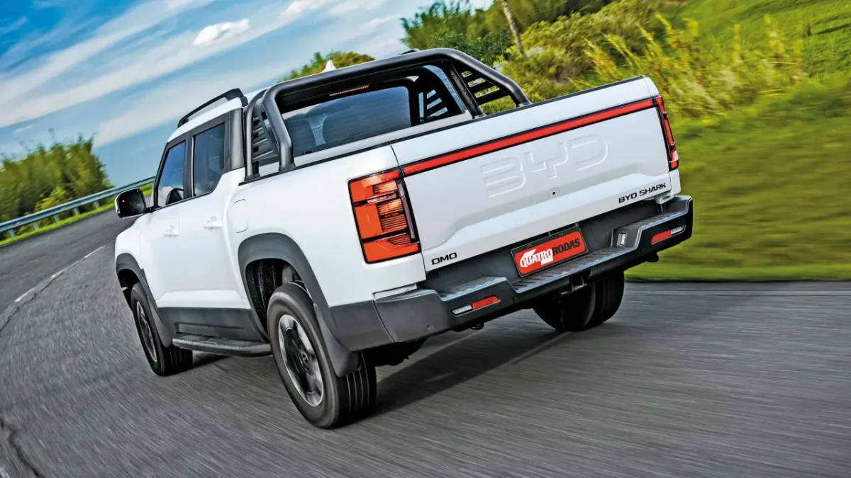 Traseira da picape BYD Shark em movimento.