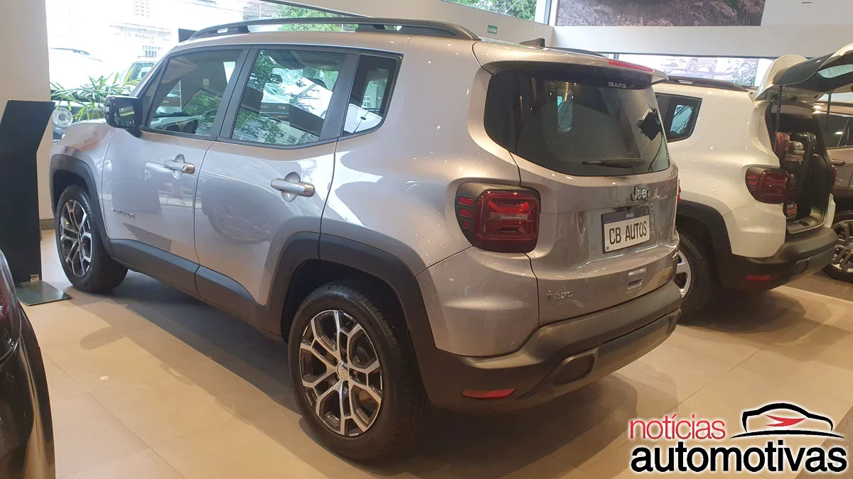 Vista traseira do Jeep Renegade 2024 em concessionária.