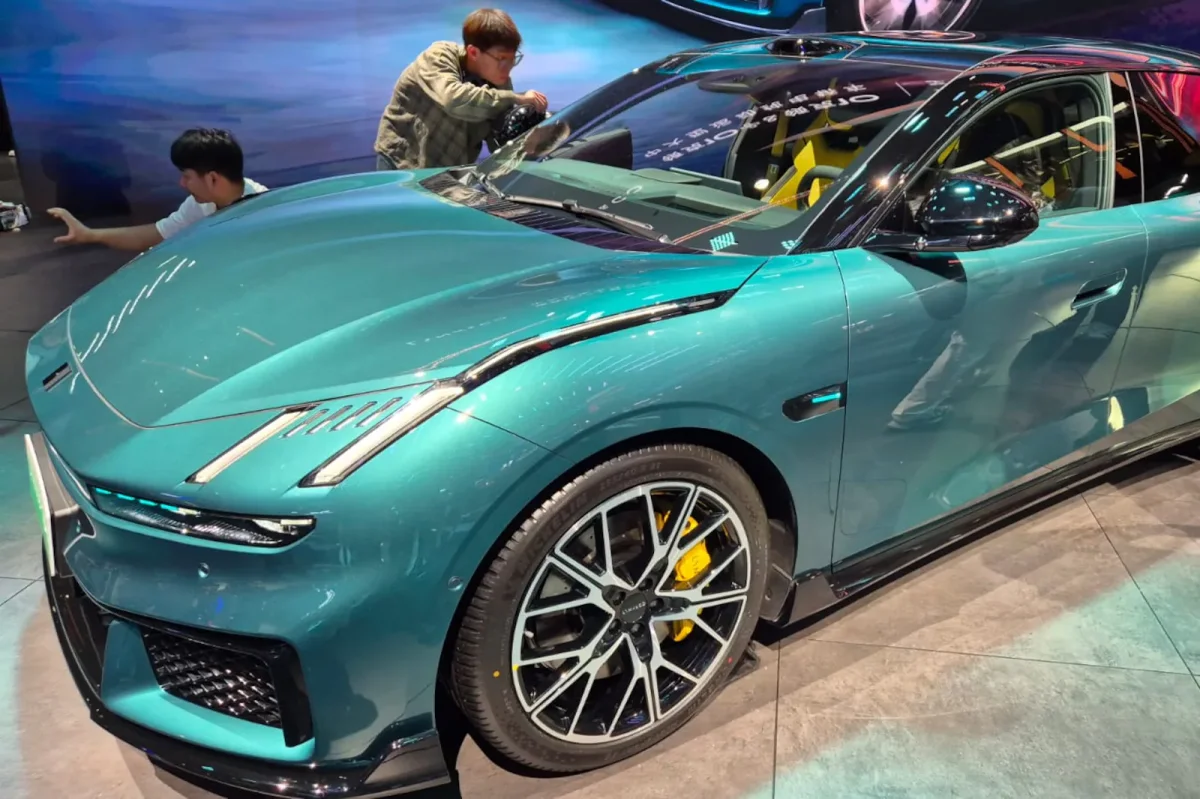 Carro elétrico em evento automobilístico